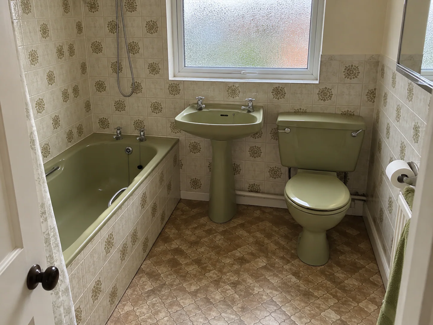 Bathroom and en-suite, South Norwood: Single avocado-coloured bathroom